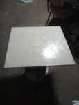 Mesa quadrada com pé redondo antiga
