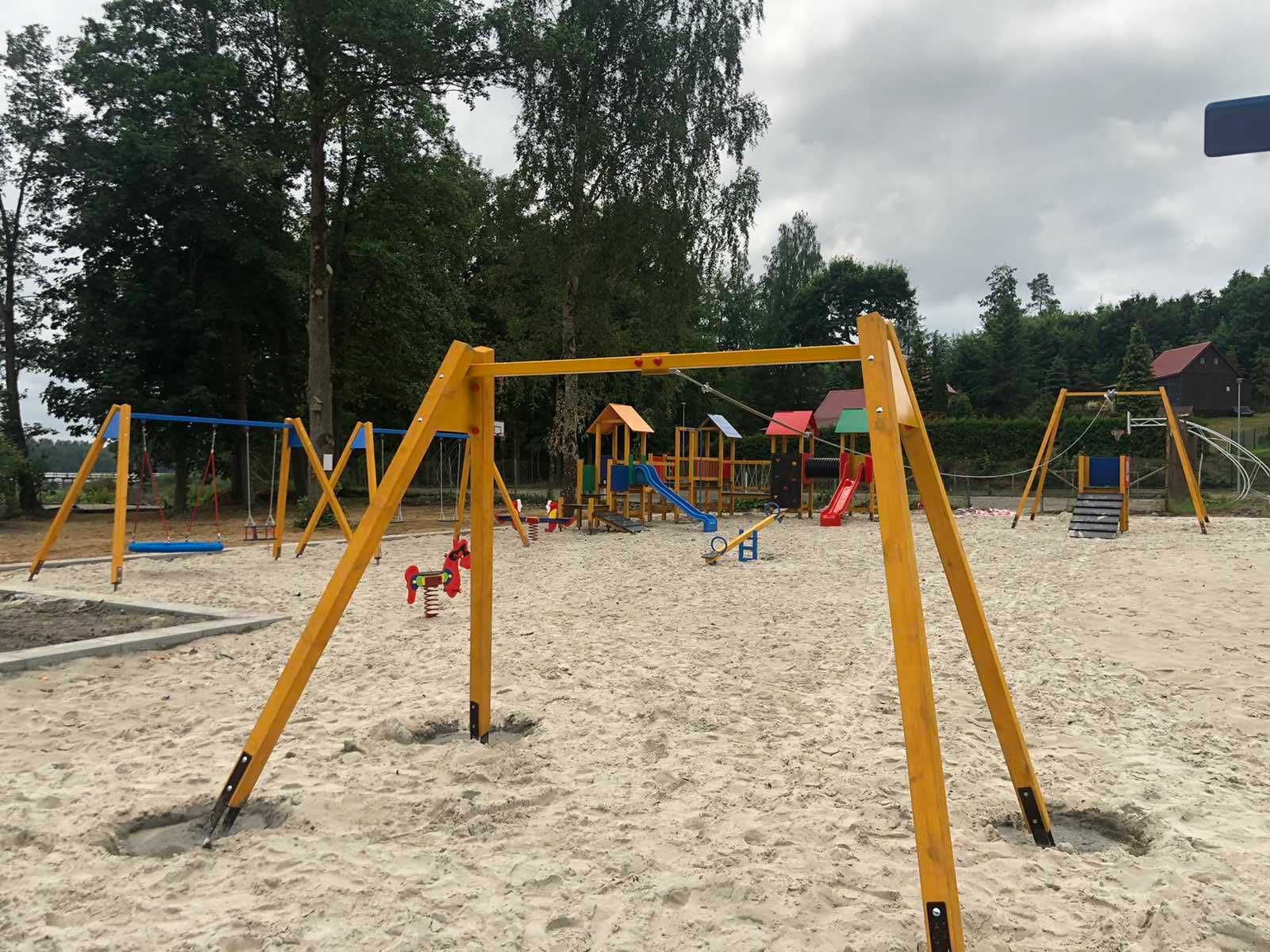 Plac zabaw Zjazd linowy Alpejski  typu "TYROLKA"