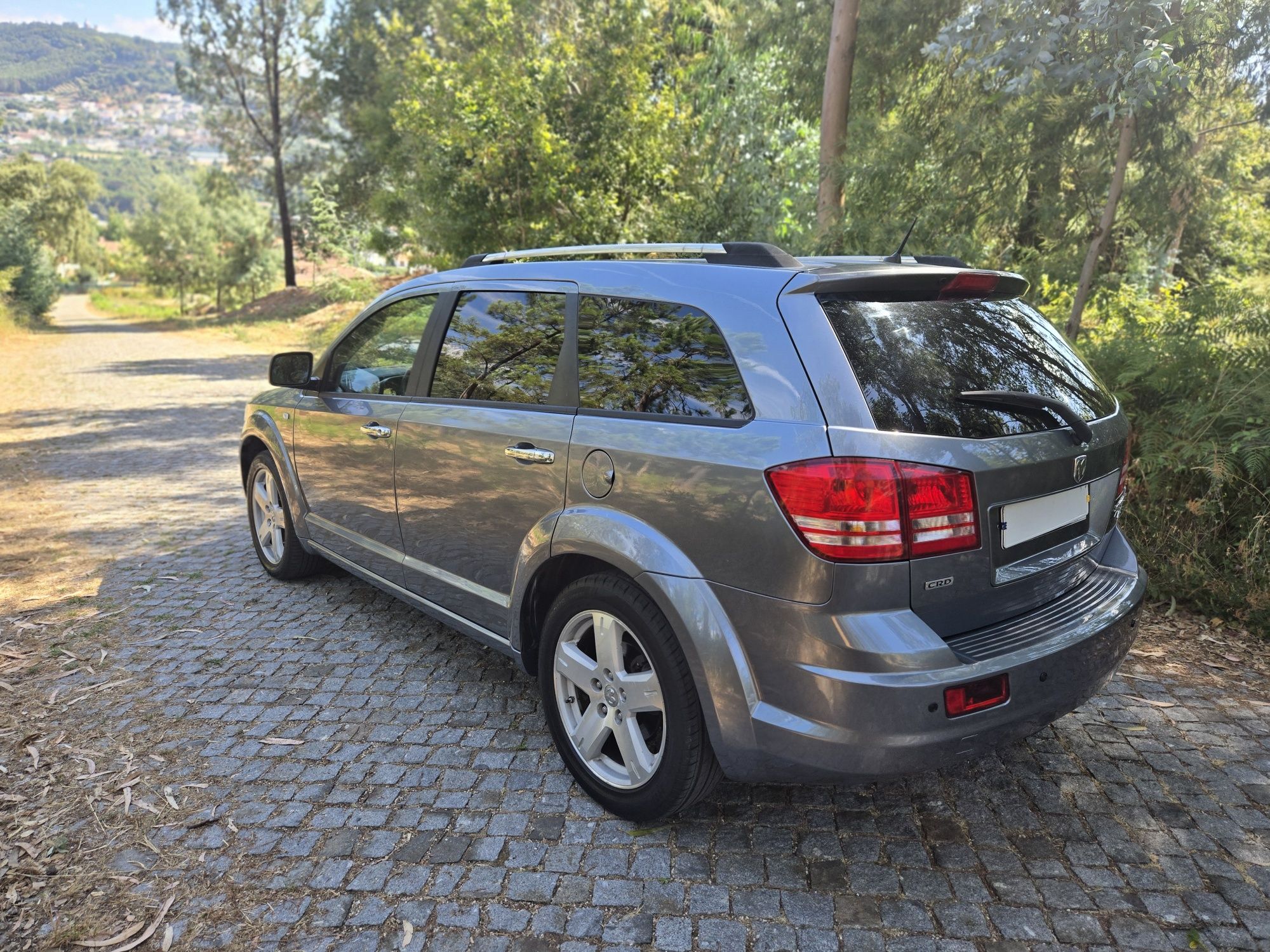 Automática, 7 lugares. Carro muito novo pronto para viajar .