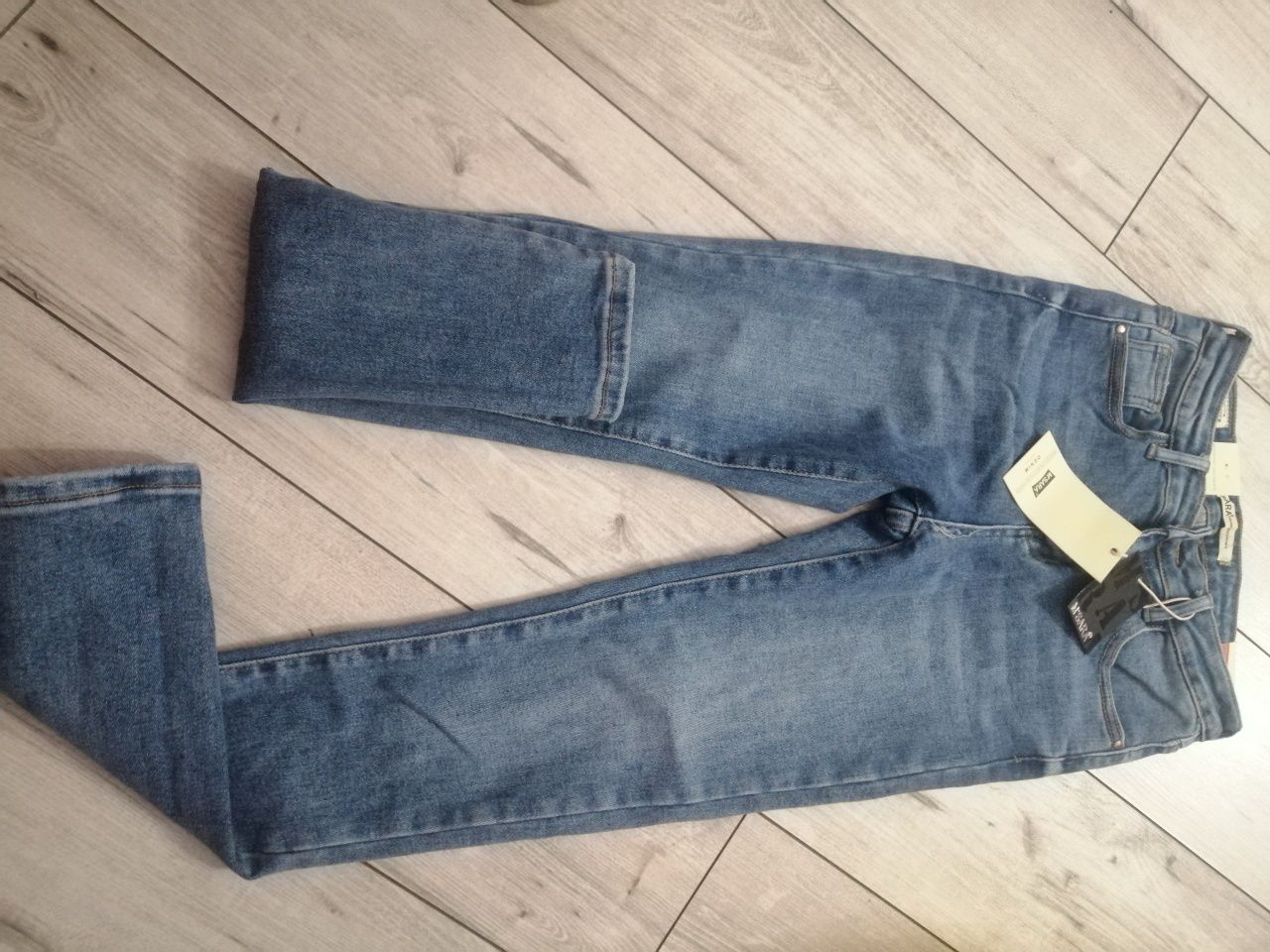 Nowe jeansy z metką