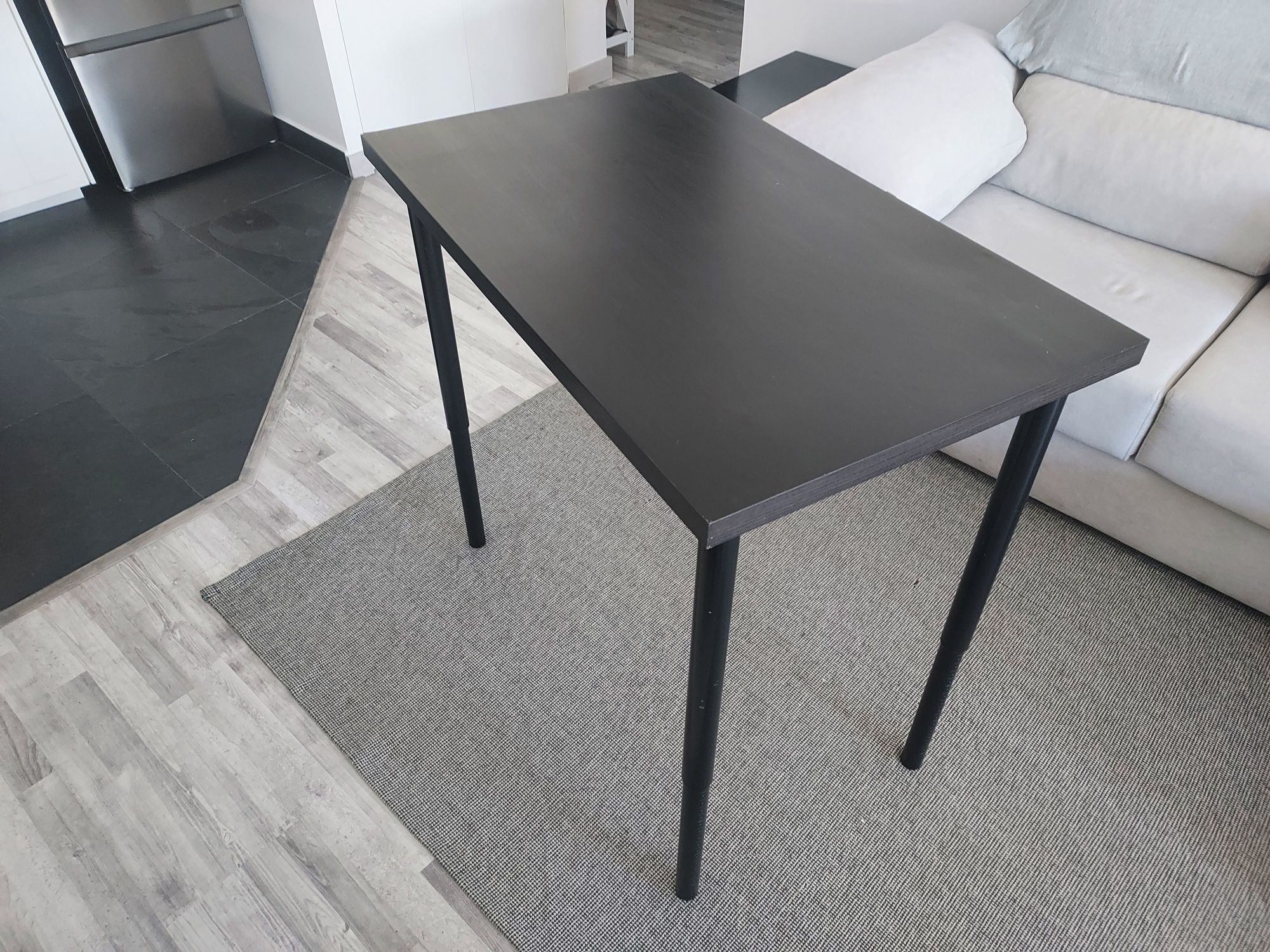 Mesa com pés extensíveis