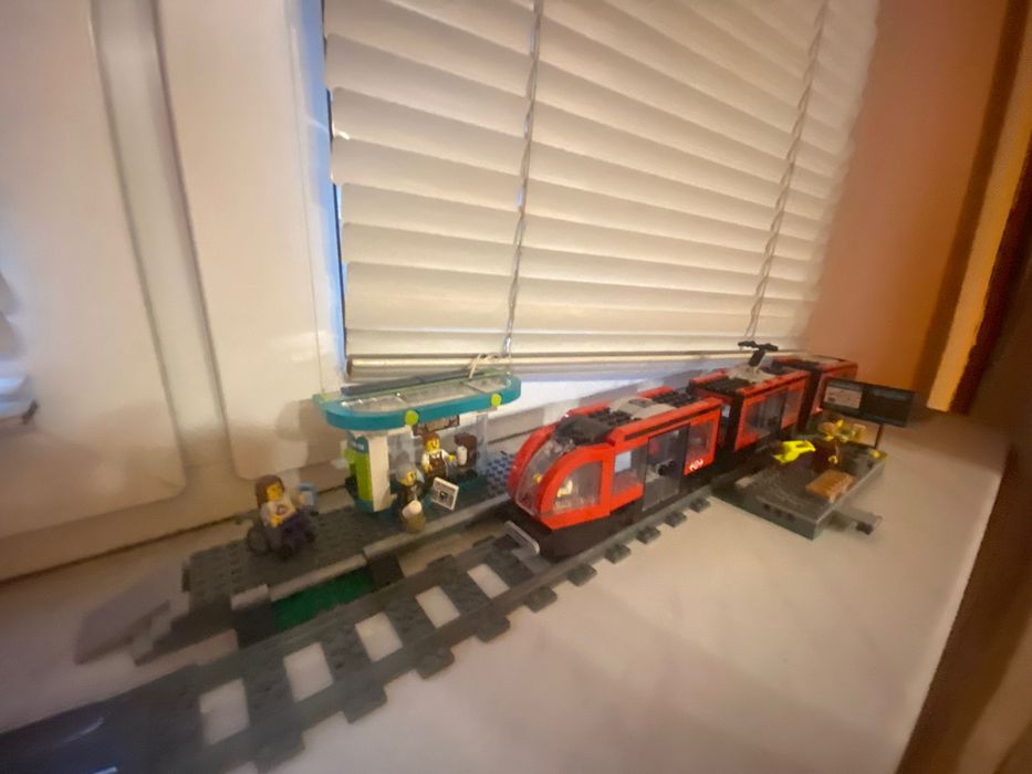 Lego City 60423 LEGO City Tramwaj miejski ze stacją 60423