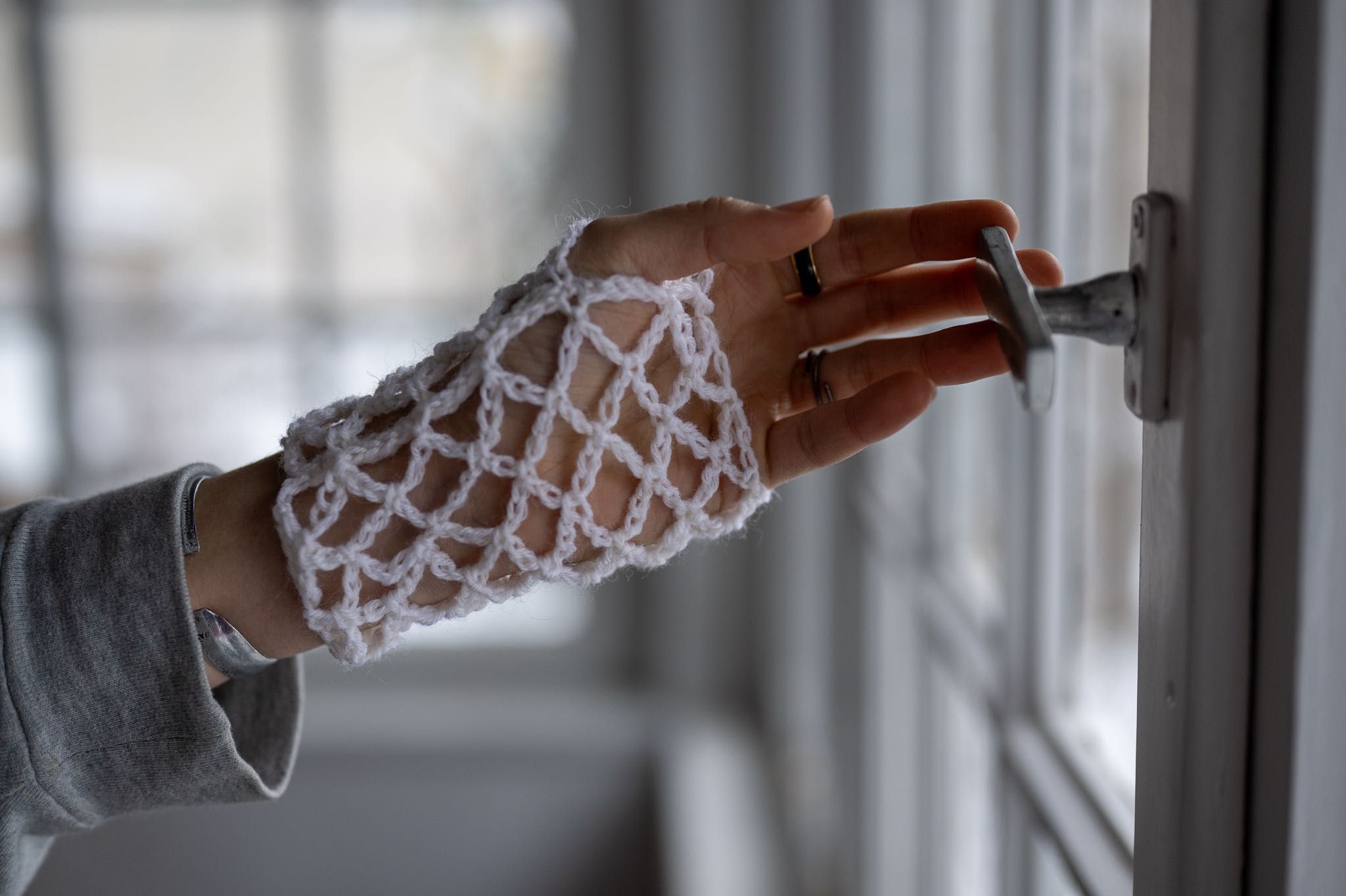 Rękawiczki bezpalcowe handmade białe fishnet