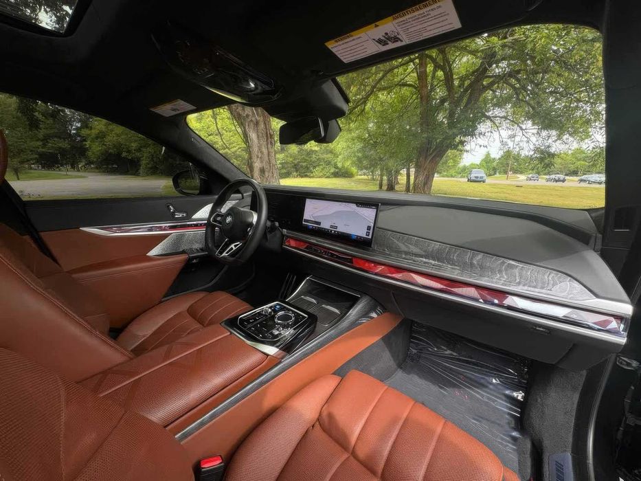 BMW i7 M70      2024