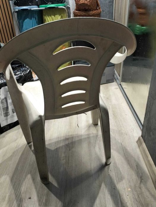 Krzesło ogrodowe plastikowe białe