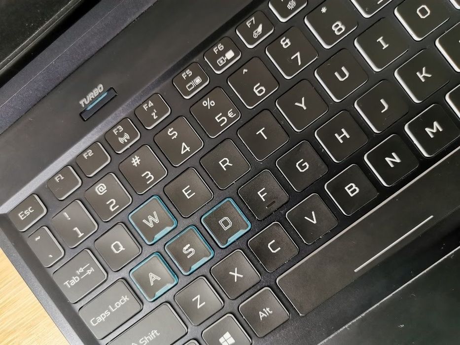 Acer Predator Triton 300 PT315-51, i7-9750H, GTX1650, 1TB M2, 24GB RAM