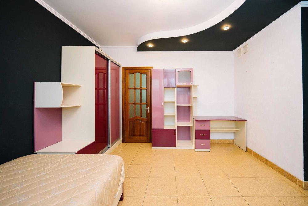 Простора дворівнева квартира в центрі!