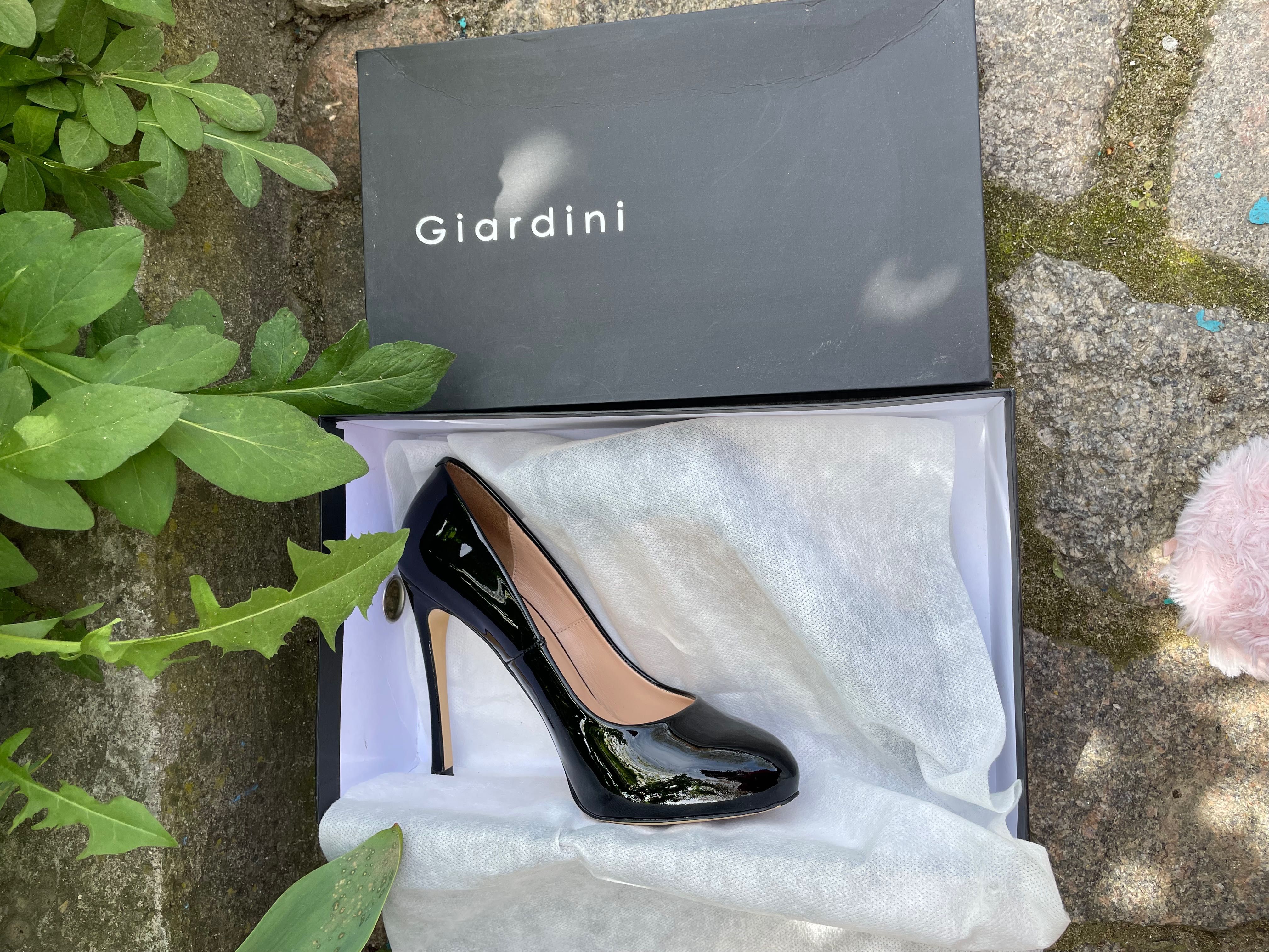 Чёрные лаковые туфли Giardini на каблуке