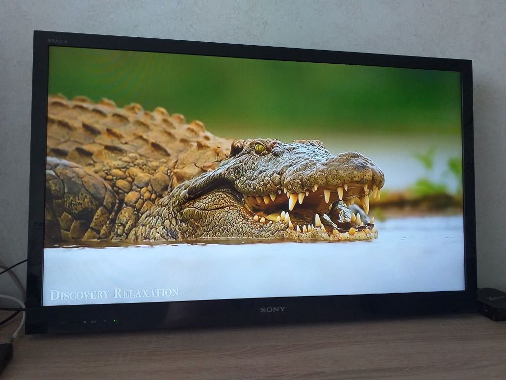 Телевизор Sony 40"диагональ +крепление на стену .