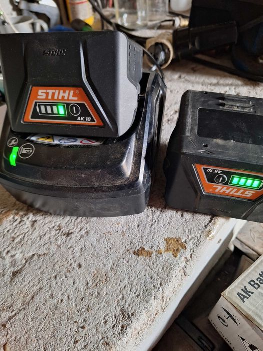 Vendo baterias e carregador Sthil