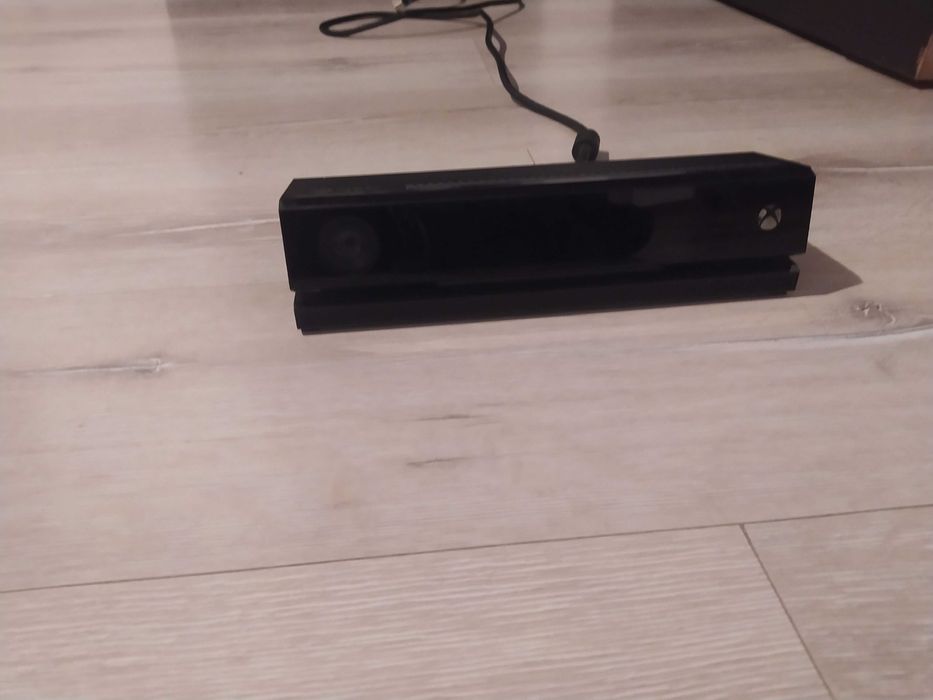 Xbox one 500gb 2 pady  kinect + gra fc 25
