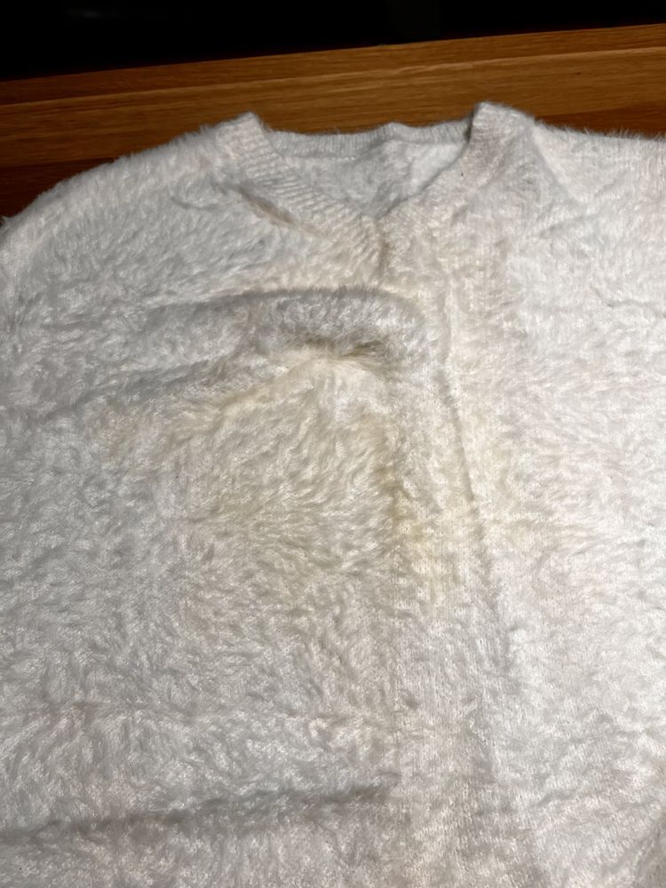 Śmietankowy sweter włochaty oversize