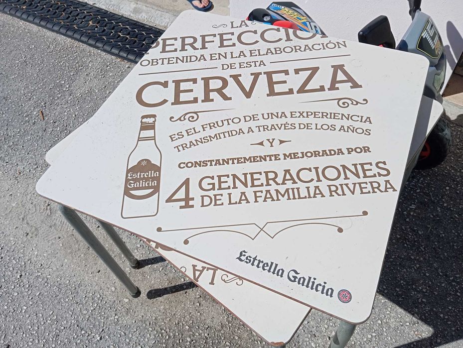 Mesas de esplana + mesa e bancos de bar.