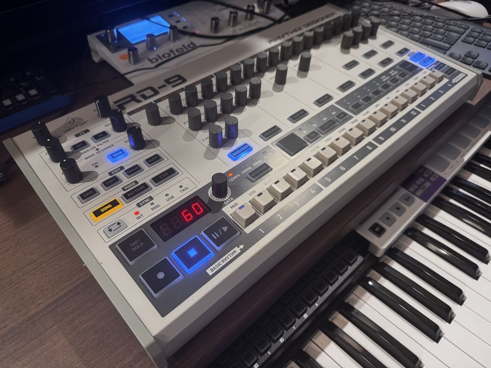 Behringer RD-9 (klon Roland TR-909), stan studio, pudelko, zasilacz