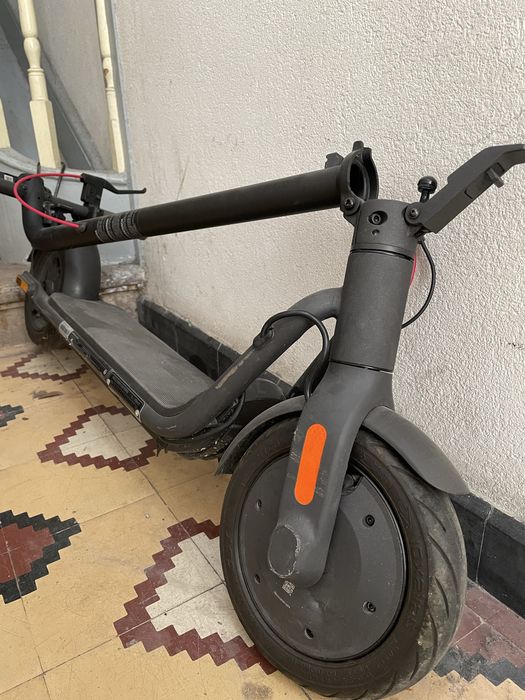Trotinete Elétrica NAVEE V25 – Potência, Estilo e Mobilidade Urbana