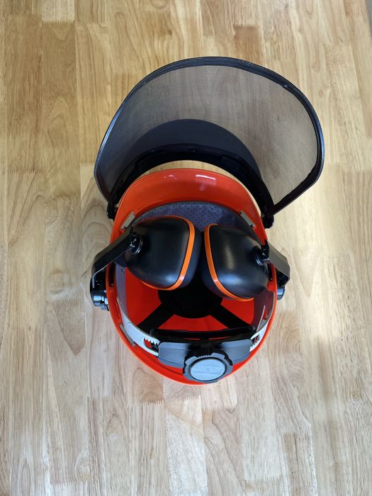 Kask ochronny pilarza