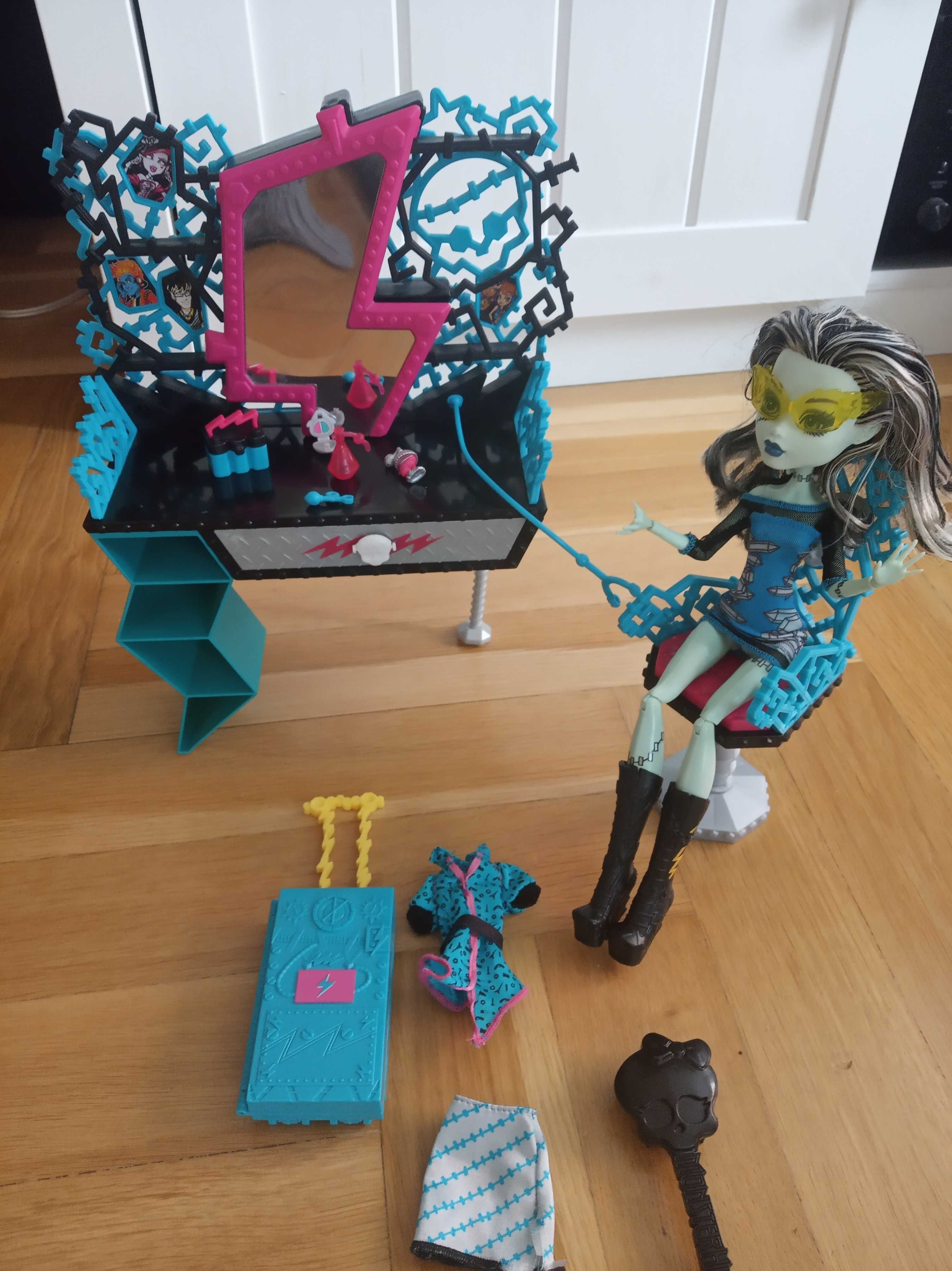 Frankie Stein Monster High lalka toaletka i zestaw podróżny