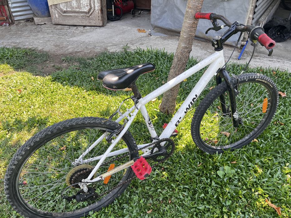 Bicicleta criança usada a andar