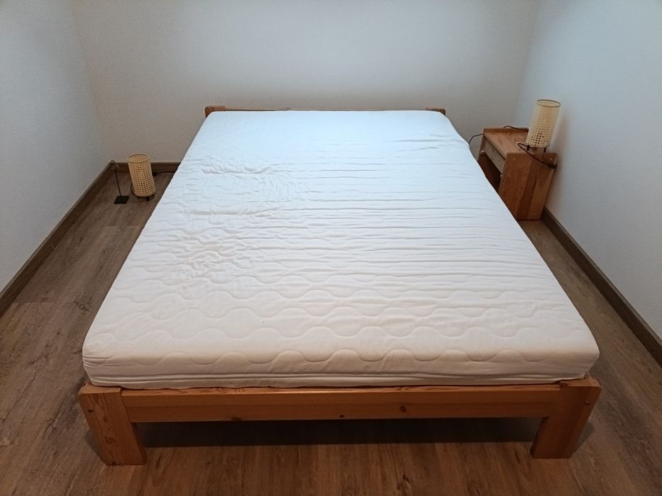 Łóżko sosnowe lakierowane z materacem 140x200