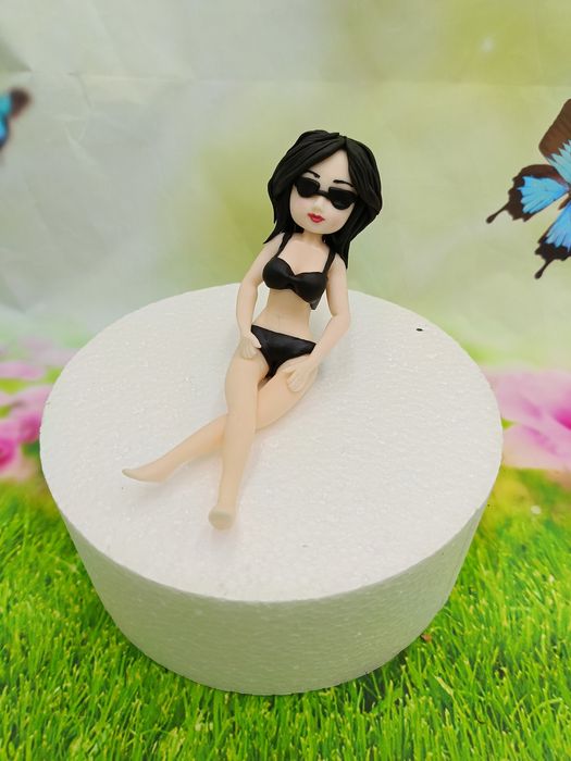 Kobieta i dinozaur z masy cukrowej na tort