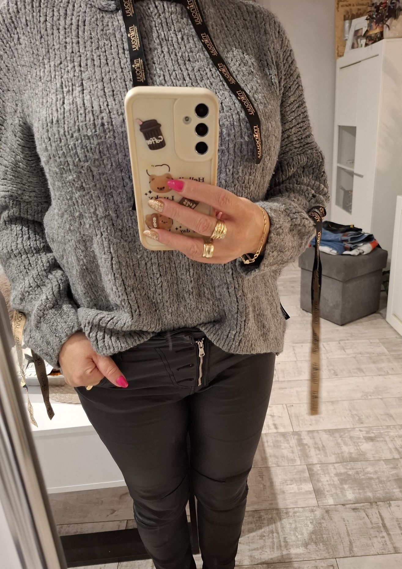 Sweter minouu  .