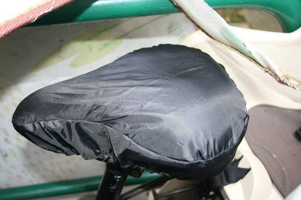 czarny pokrowiec na siodełko do roweru ortalionu zero waste uniwesalne