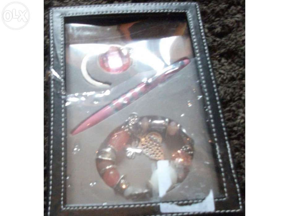 Conjunto de mulher rosa com pulseira, porta chaves e caneta