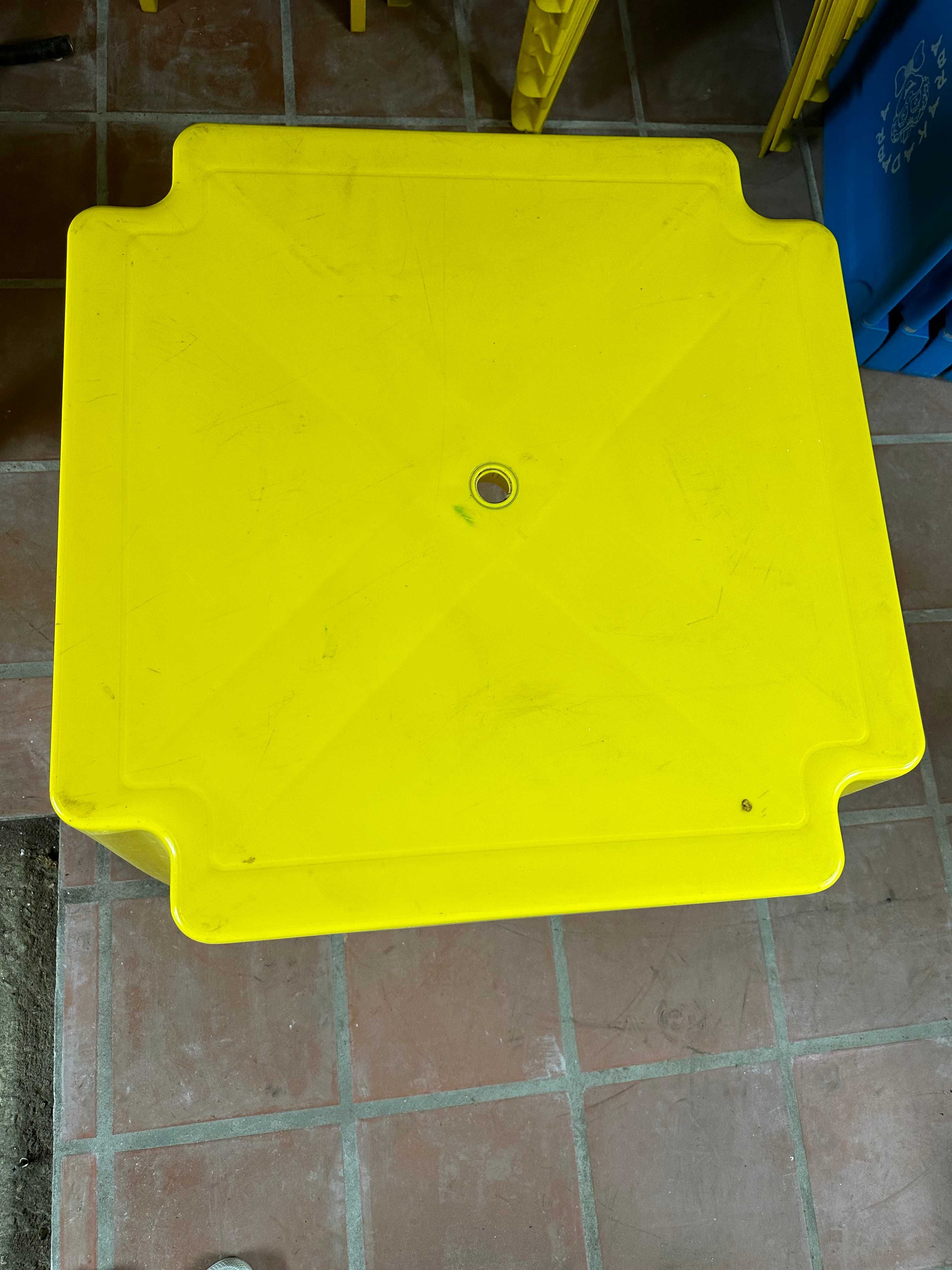 Mesas de plástico amarelas