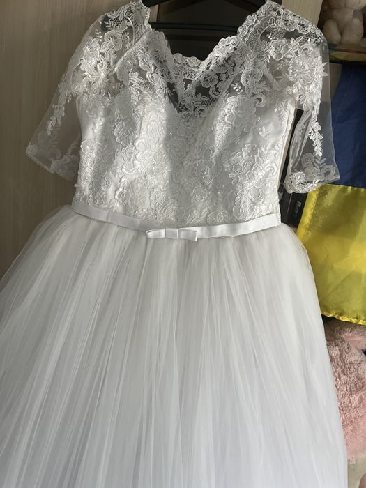 (Весільна сукня  в дуже гарному стані.)