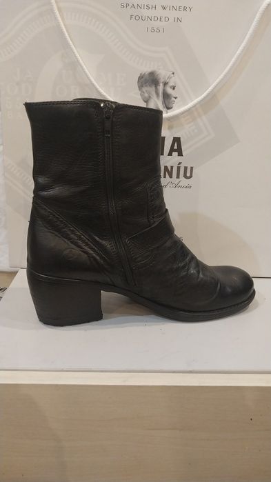 Продам женские кожаные демисезонные утепленные ботинки Clarks