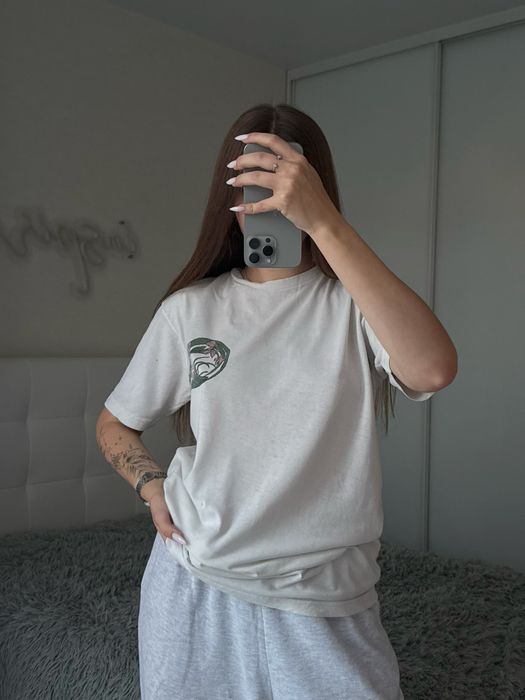 Белая футболка с принтом на спине ripndip
