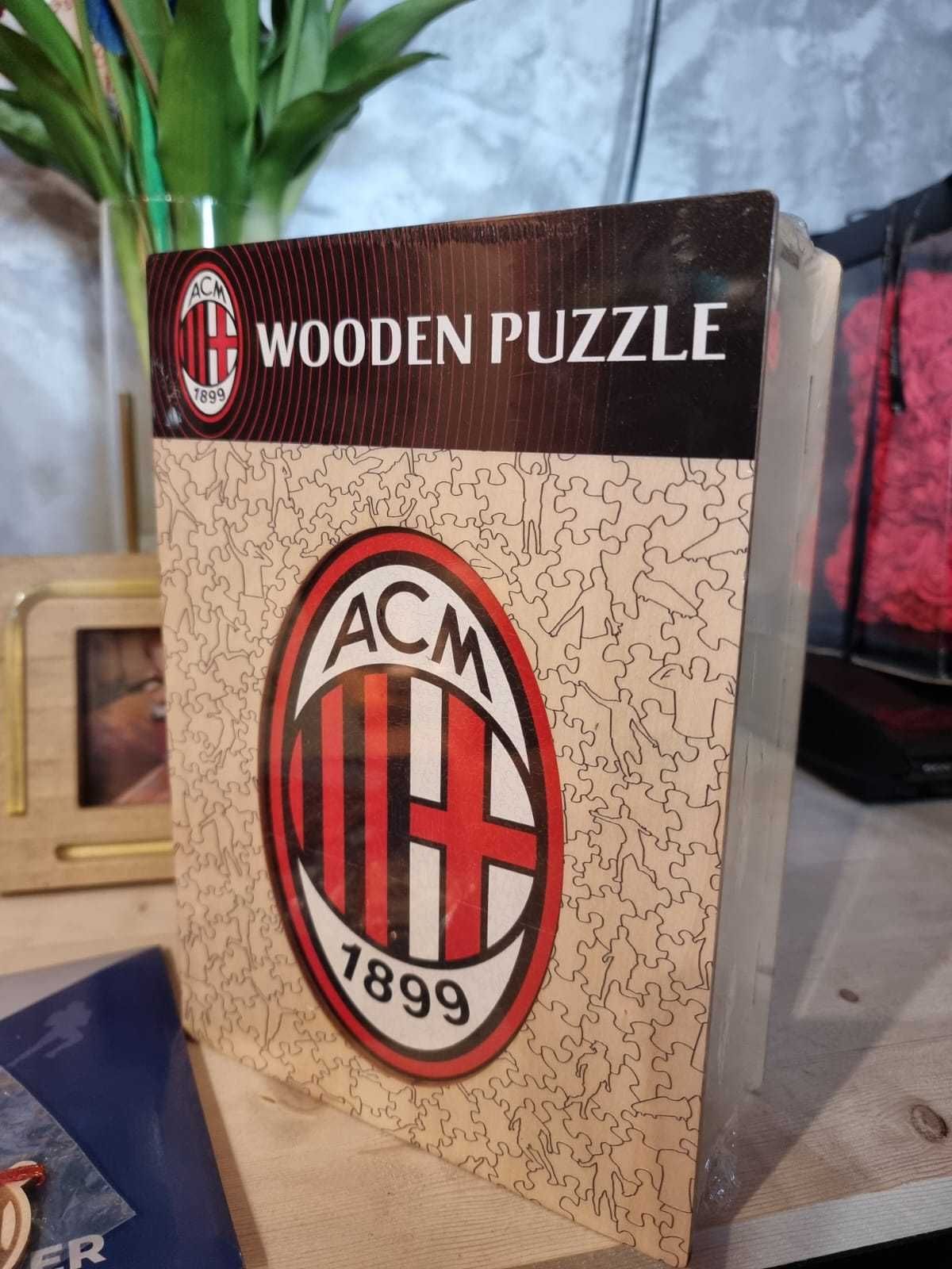 AC Milan® Logo - Wooden Puzzle Rozmiar L 37x60cm