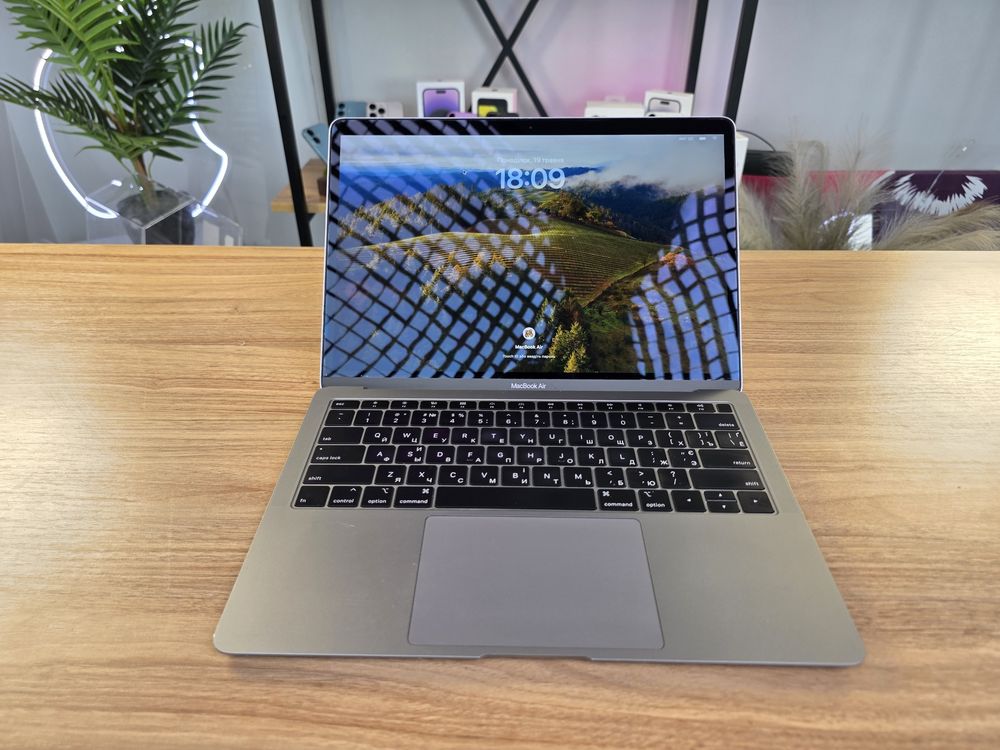 MacBook Air 13” Retina (2018) / i5 1.6GHz / 8GB / 256GB SSD