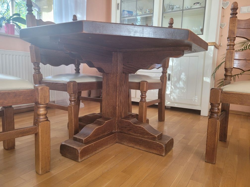 Dębowy stół do jadalni z krzesłami