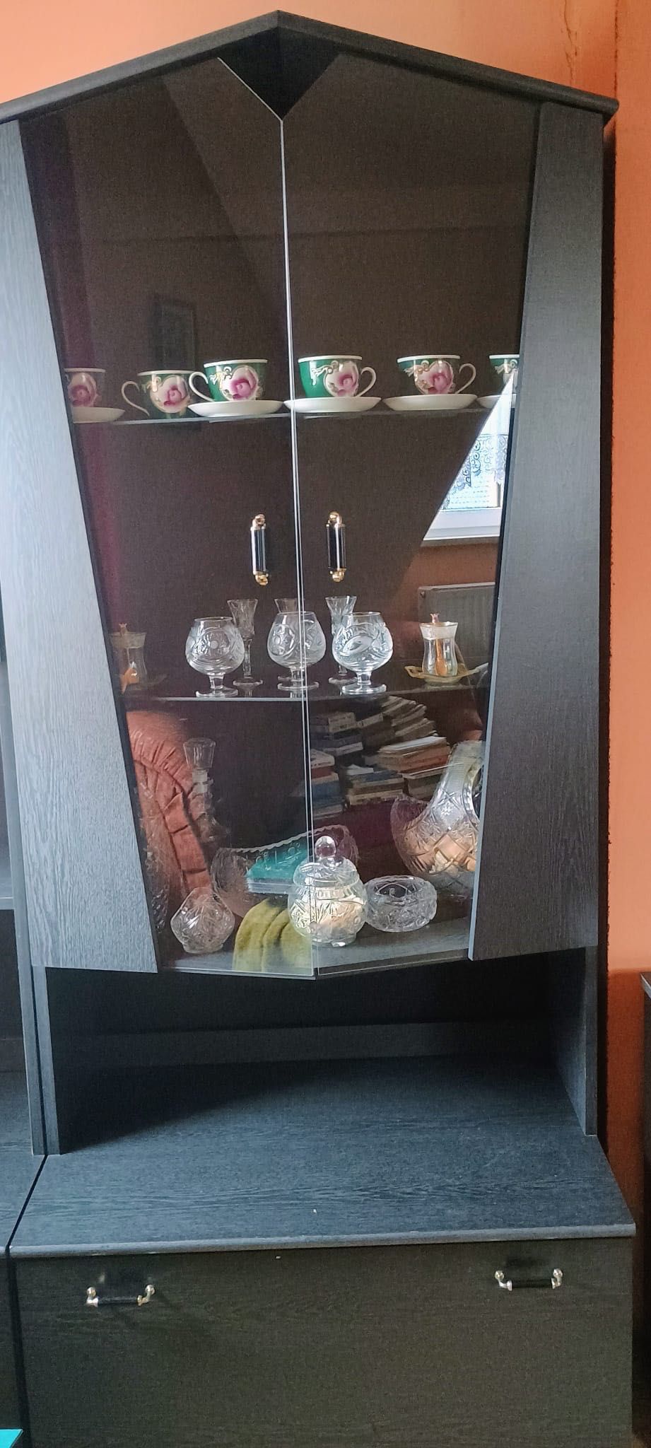 Zestaw mebli czarnych z witryną