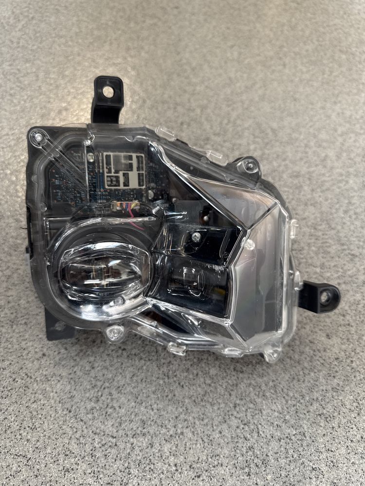 Halogen z doswietlaniwm Prawy Lexus UX 250 300