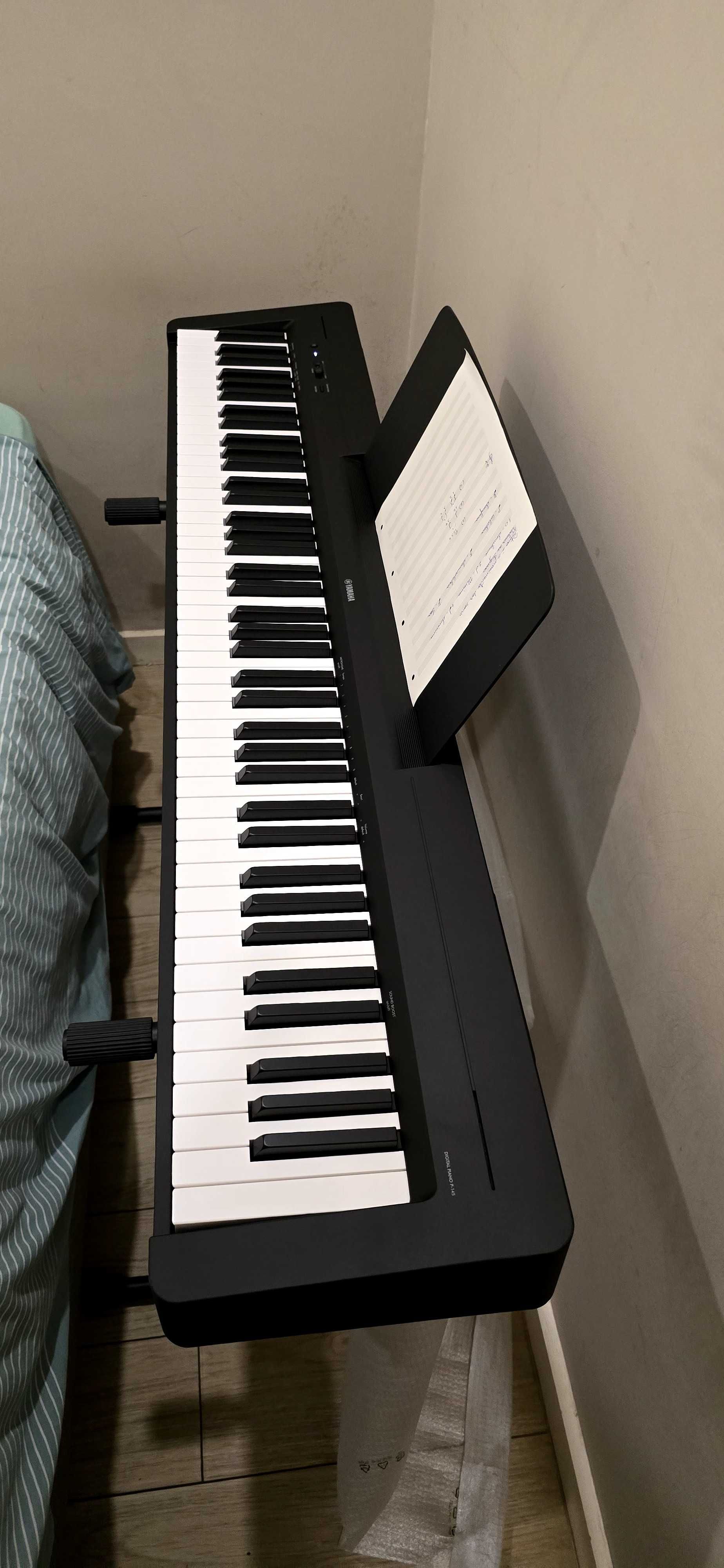 Piano Digital Yamaha P-145 com Pedal de Sustentação Yamaha