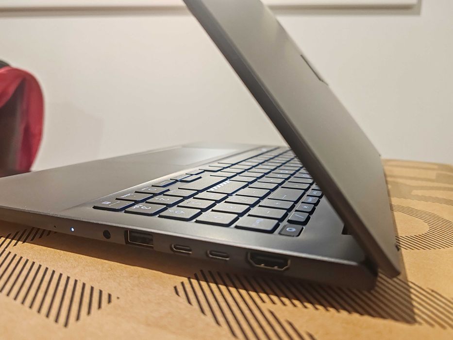 Portátil ASUS VivoBook OLED M3502QA - AMD Ryzen 7, 16GB, 1TB SSD