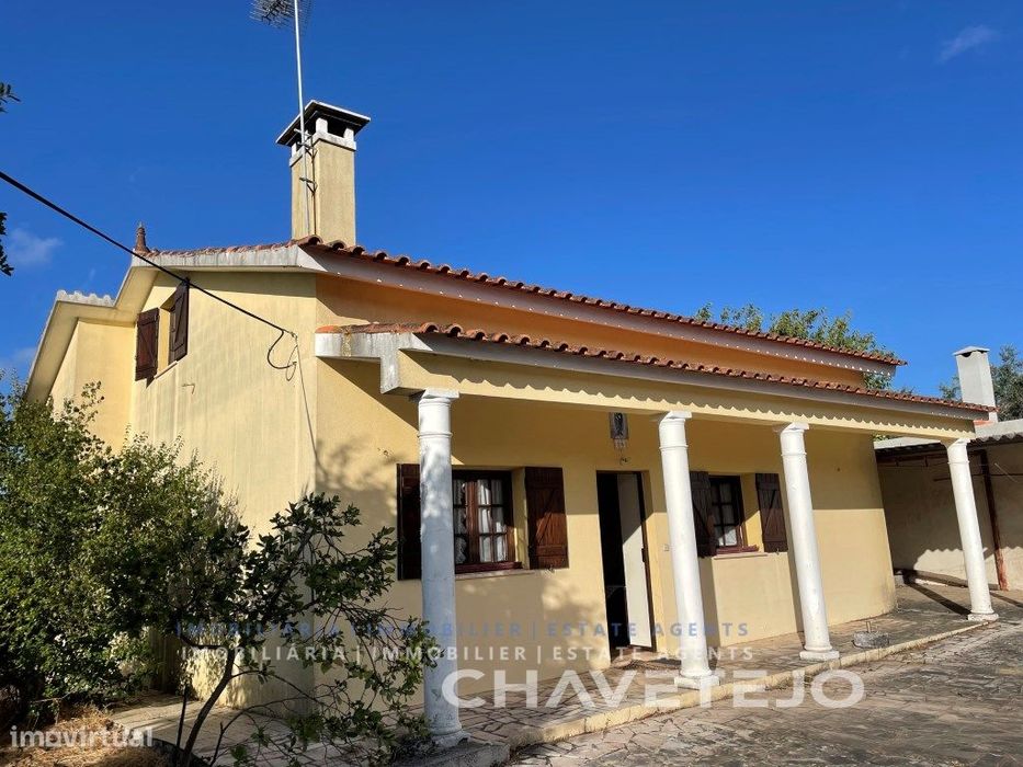 Quintinha com vistas de campo, casa T2 + Sótão e terreno 4575m2 com...