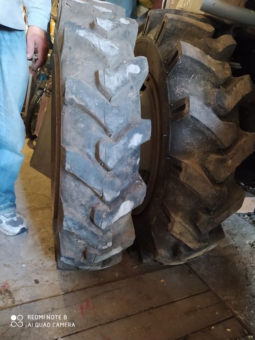 Трактор з плугом та культиватором