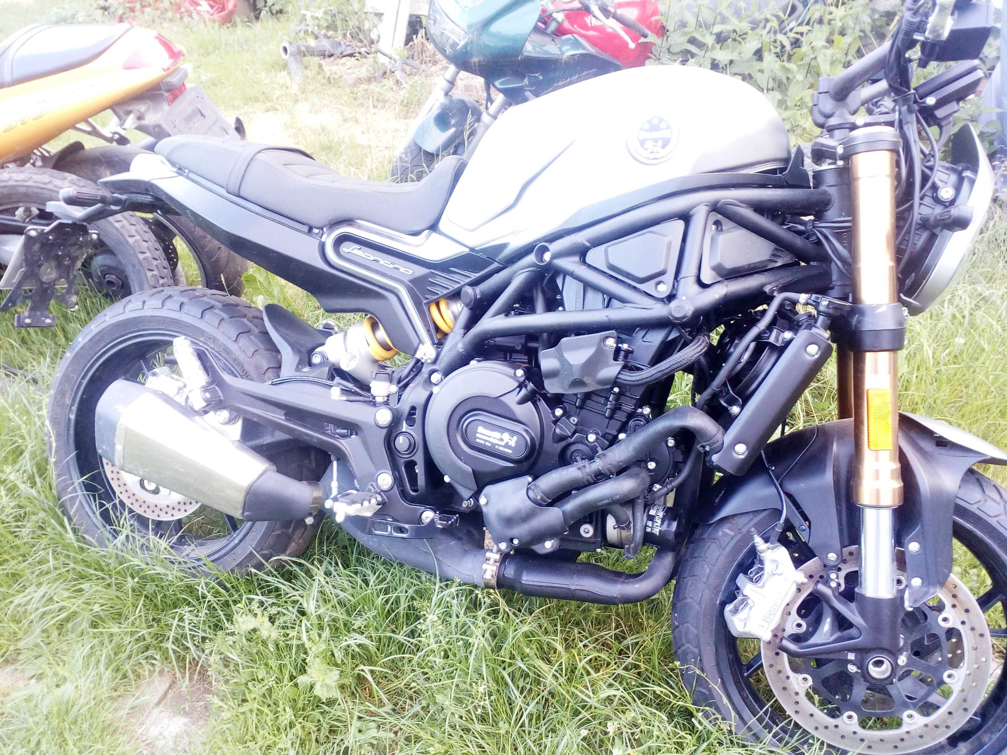 Benelli Leoncino 800 siedzenie podnóżek stelaż uchwyt set koło zacisk