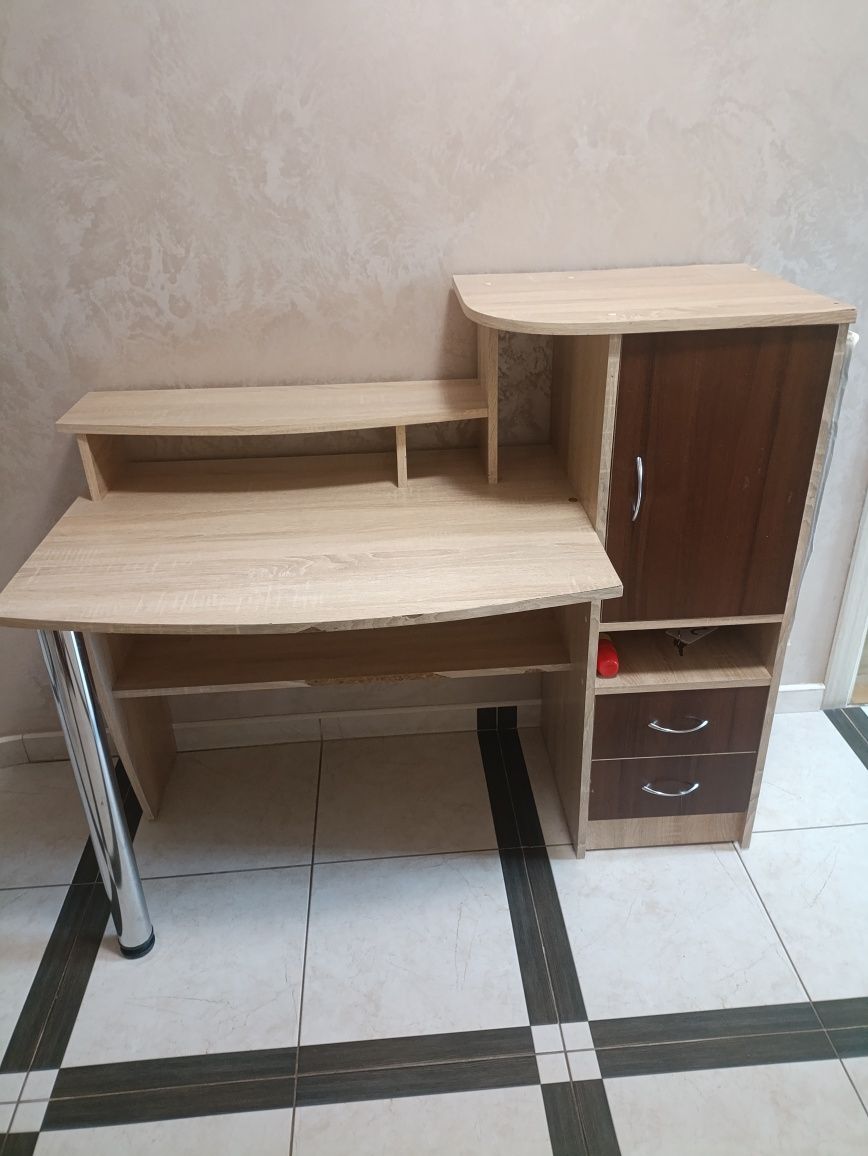 Стіл комп'ютерний