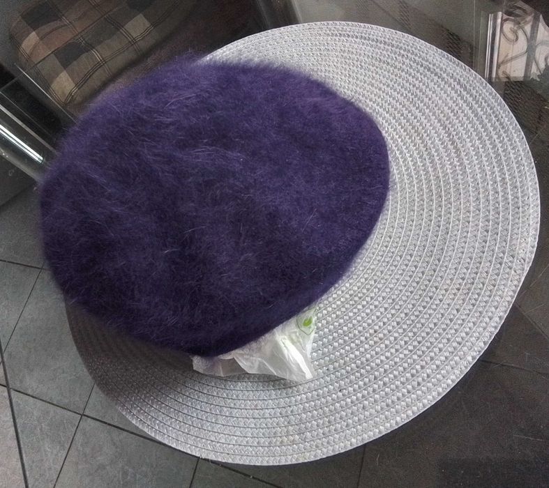 Женский берет из ангоры.