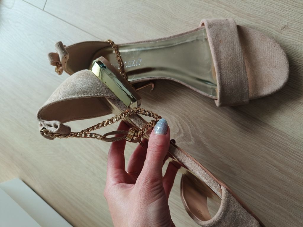 Nowe eleganckie sandały