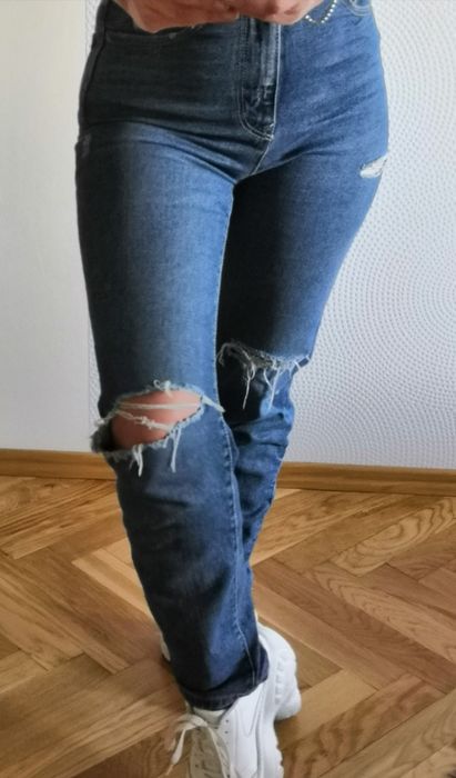 Spodnie jeansowe z dziurami stradivarius