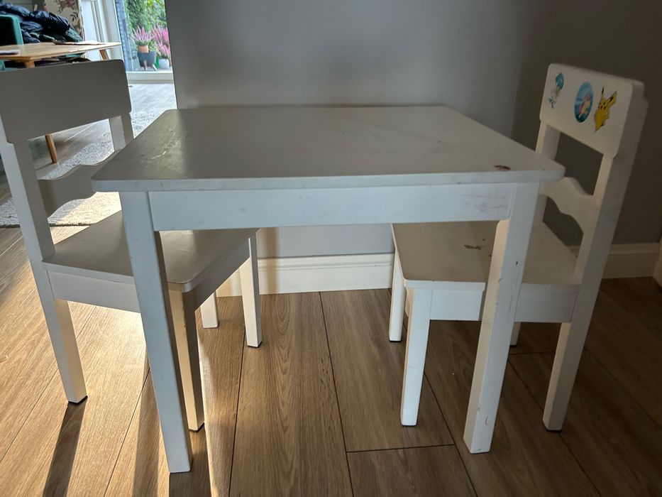 Stolik drewniany i dwa krzesełka