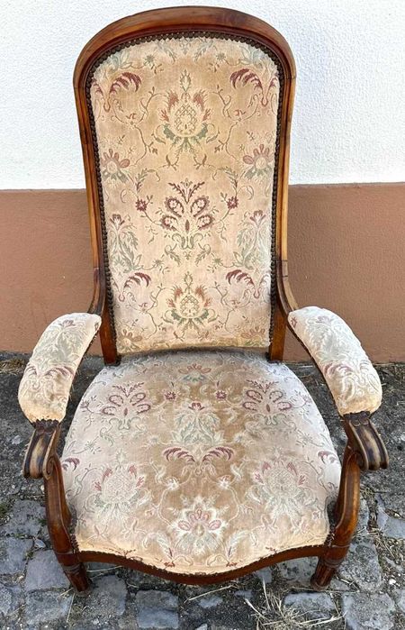 Cadeirões antigos em bom estado geral