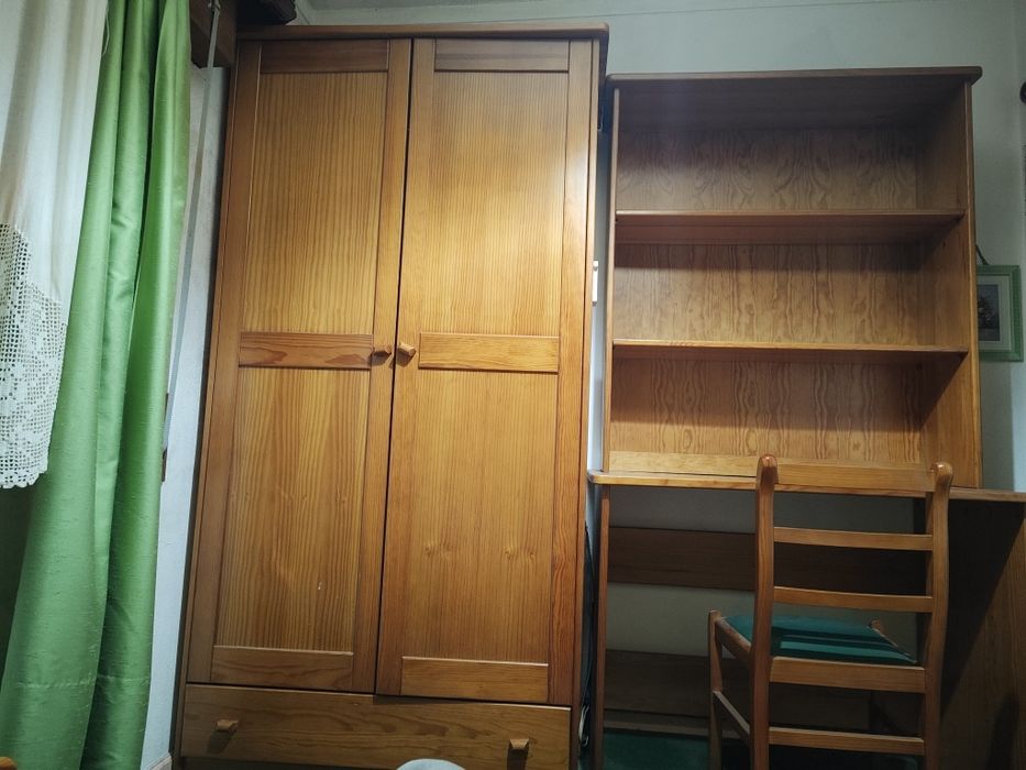 Mobília de quarto em pinho maçico - individual.