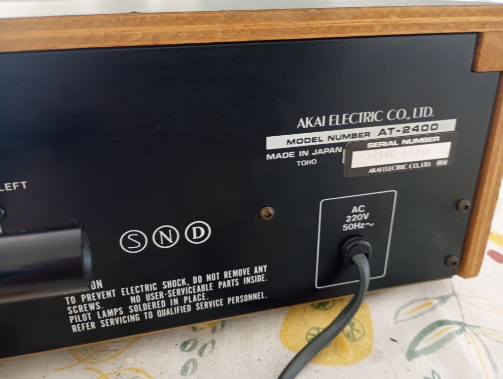 Akai AT 2400 Tuner Rádio
