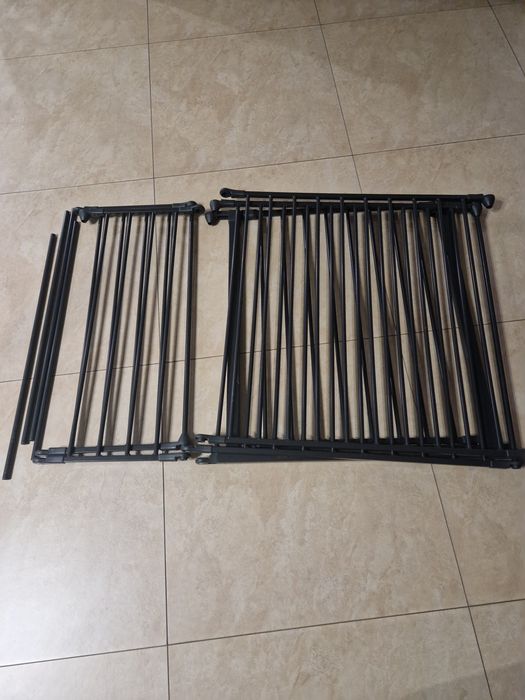 Metalowa barierka ochronna , zabezpieczająca dzieci, kominek, schody